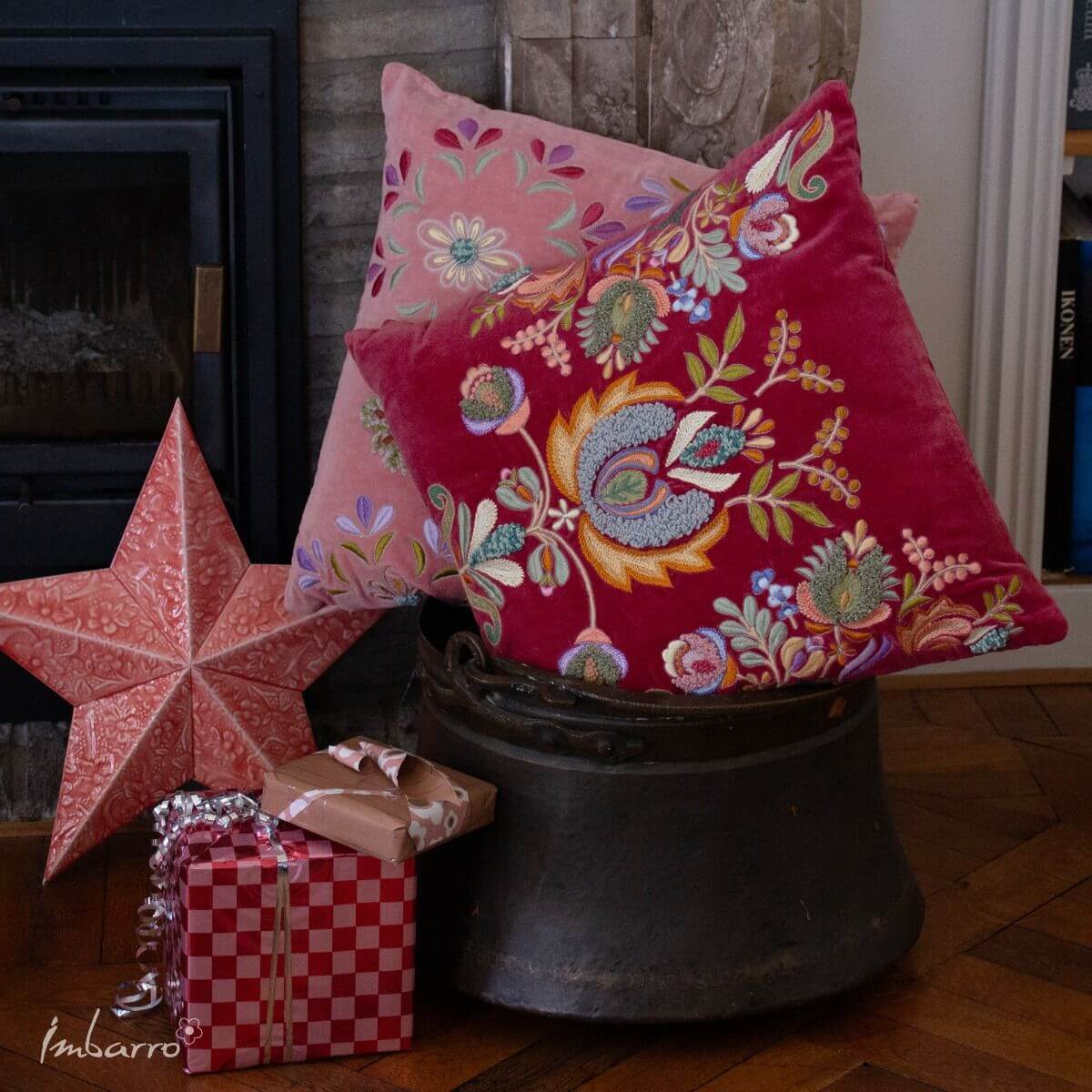 Kussen Velvet met Geborduurde Bloemen – 50 x 50 cm