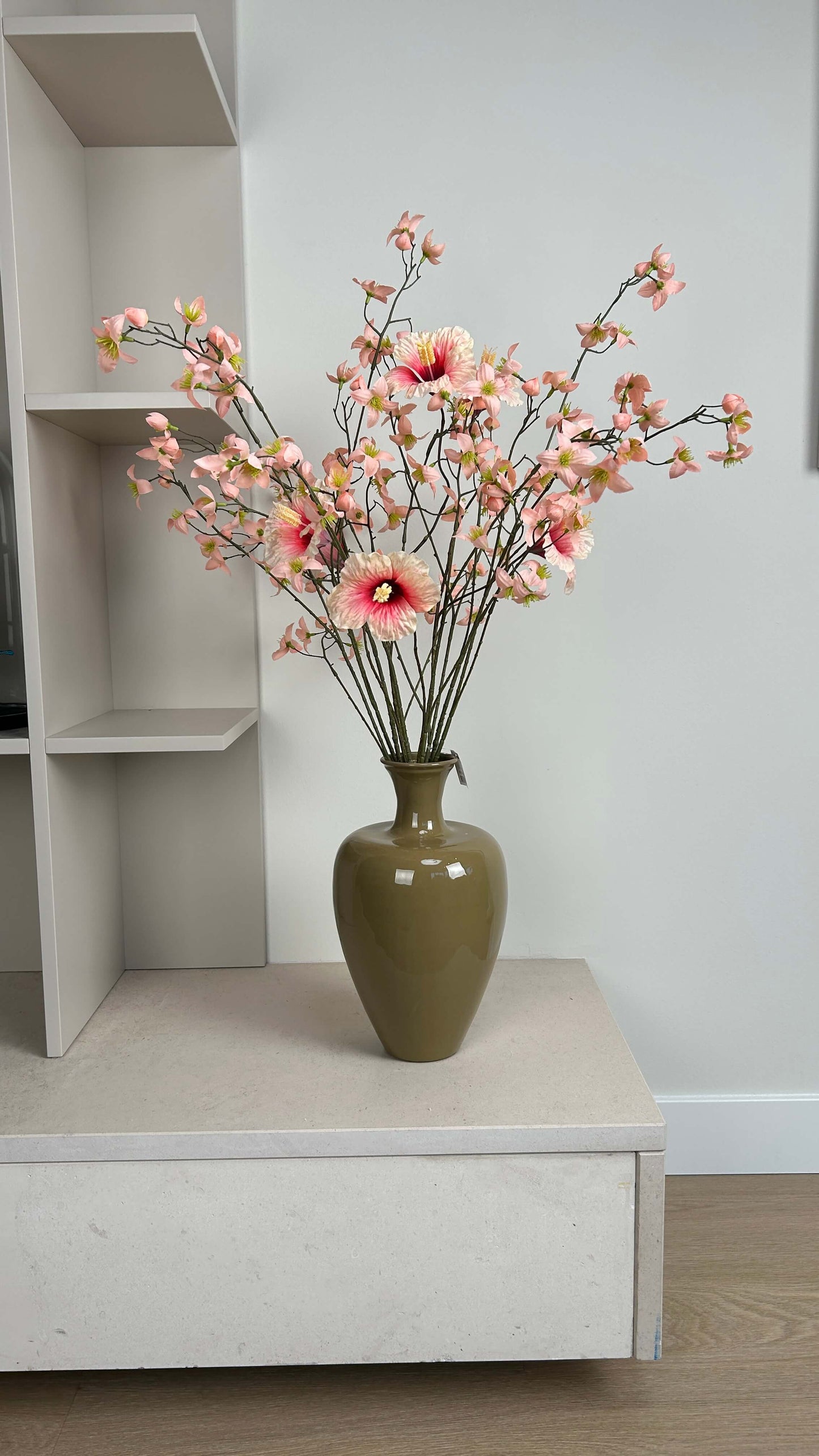 Metalen Khaki Vaas van 36 cm met Butternut en Hibiscus Kunsttakken – Complete Set