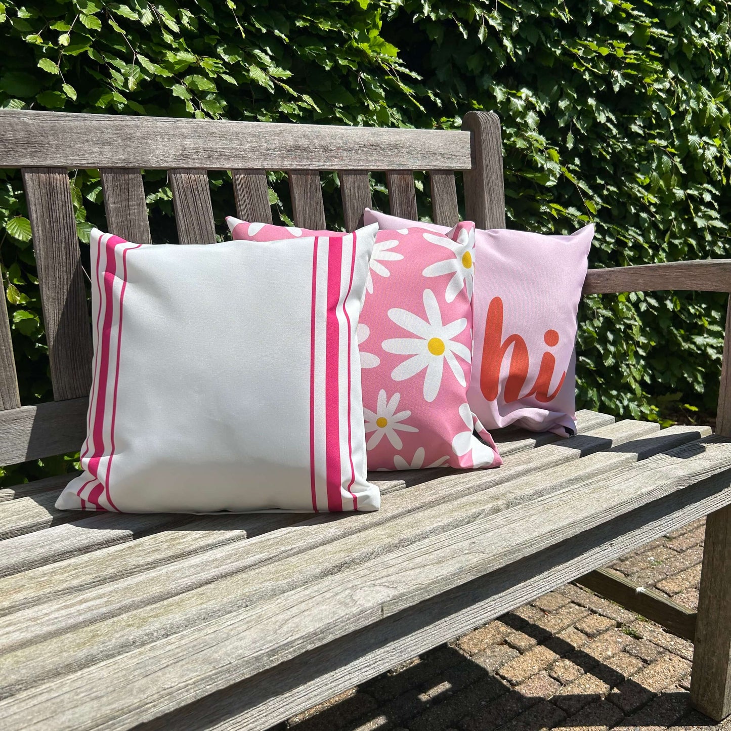 Buitenkussen wit met fuchsia strepen