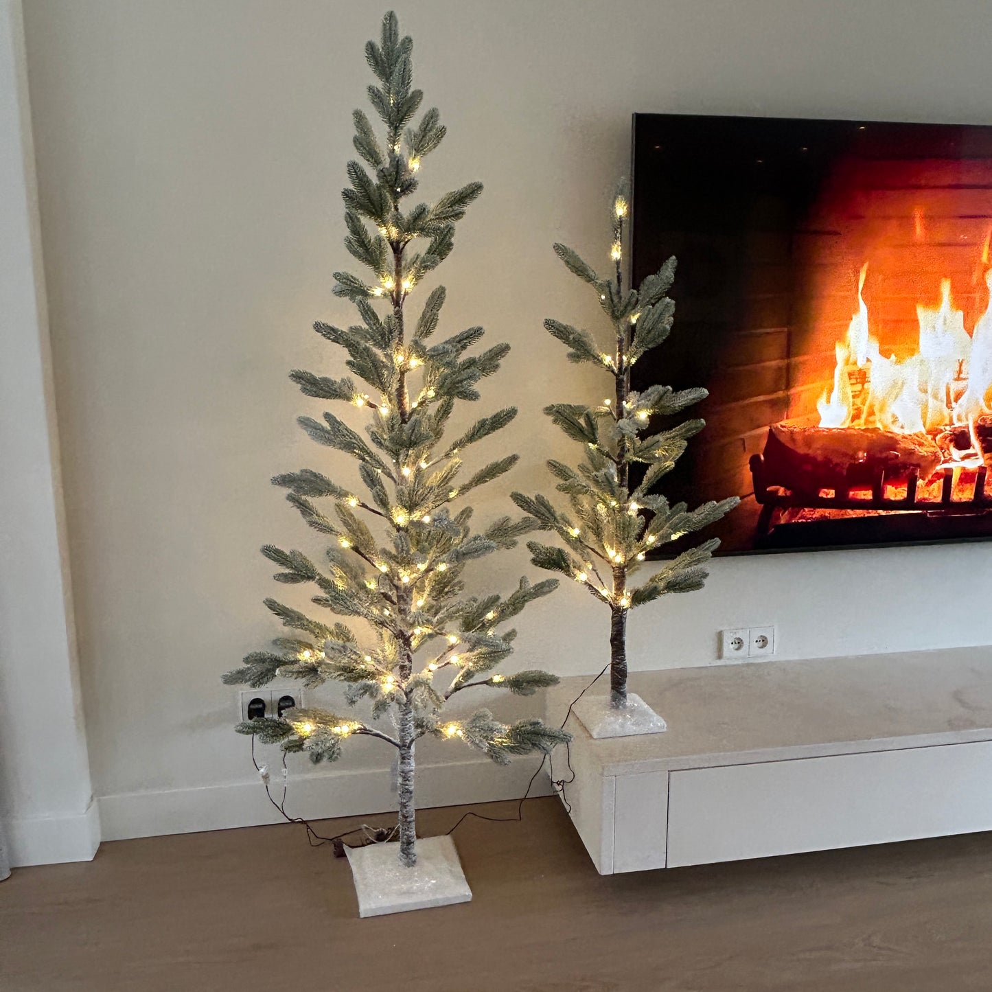 Kunstkerstboom met LED-verlichting – 180 cm – Besneeuwd
