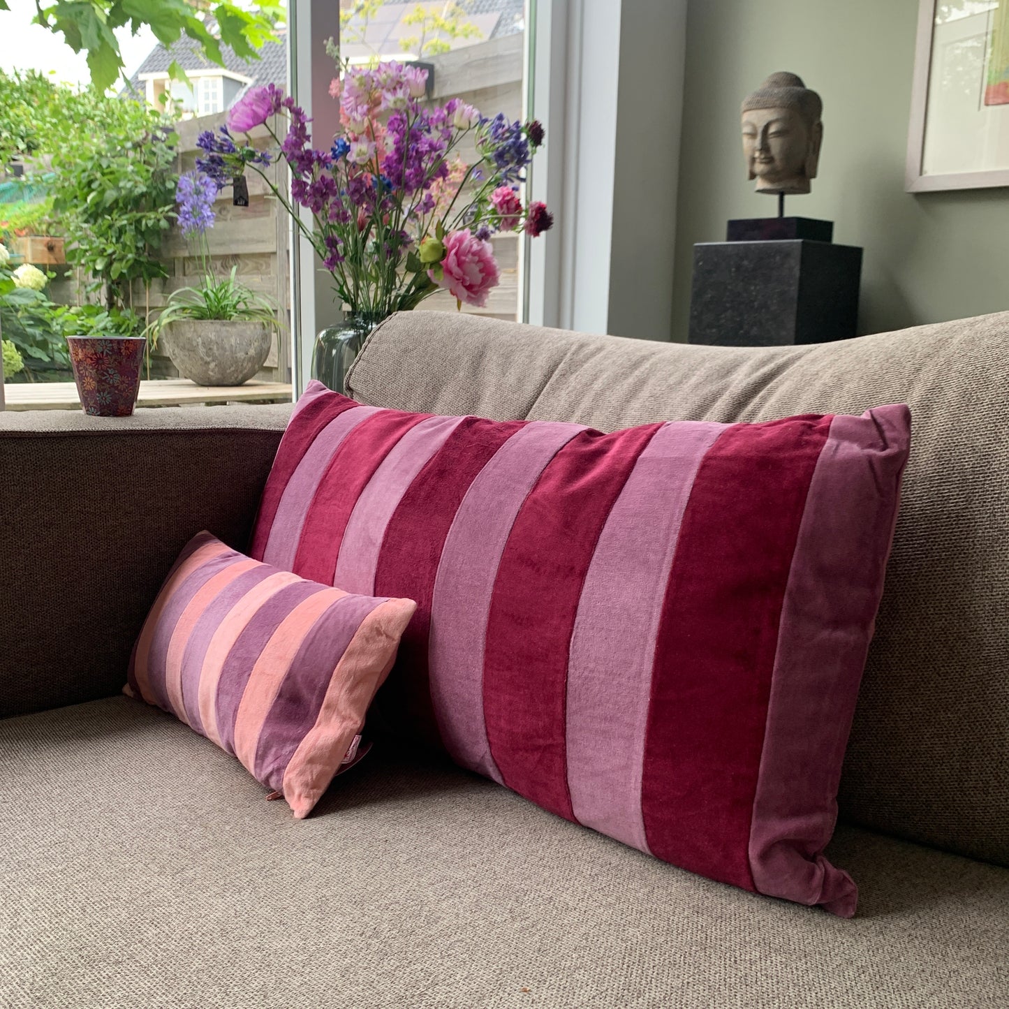 Velour gestreept kussentje incl vulling 40 x 20