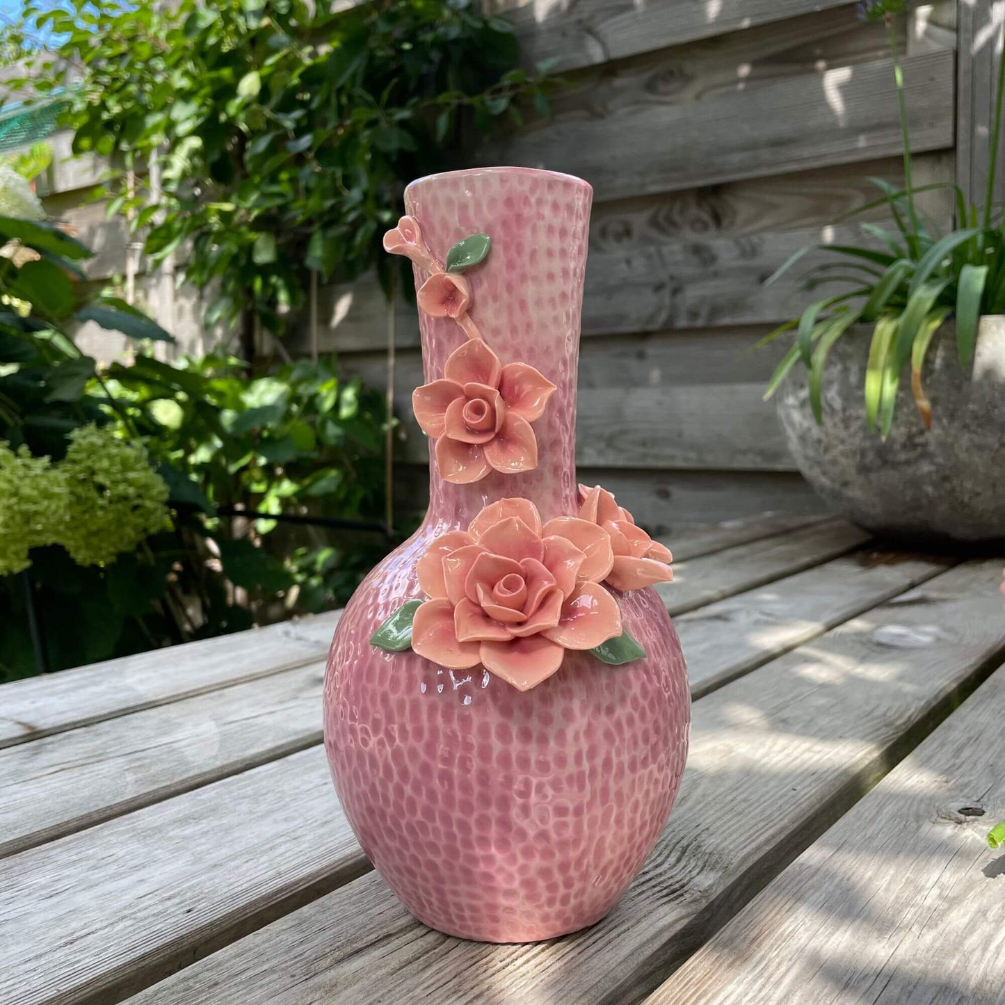 Keramiek sculptuur vaasje Flower roze
