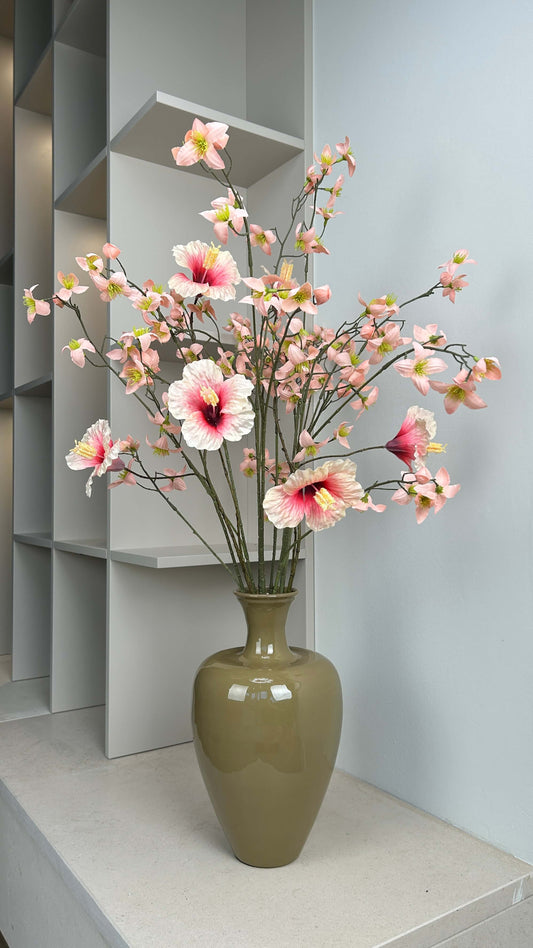 Metalen Khaki Vaas van 36 cm met Butternut en Hibiscus Kunsttakken – Complete Set