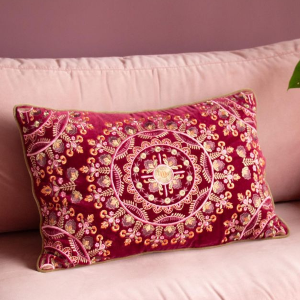 Warm Rood velvet sierkussen met borduurwerk - 40x60 cm