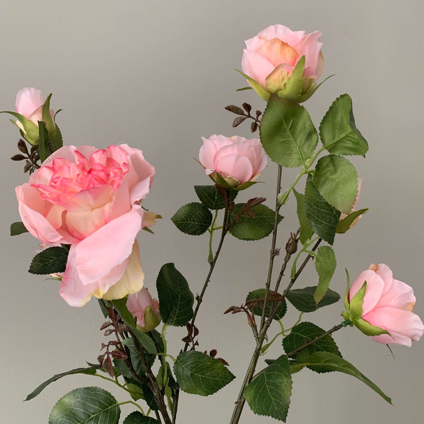 Zijden rozen tak met meerdere roze rozen